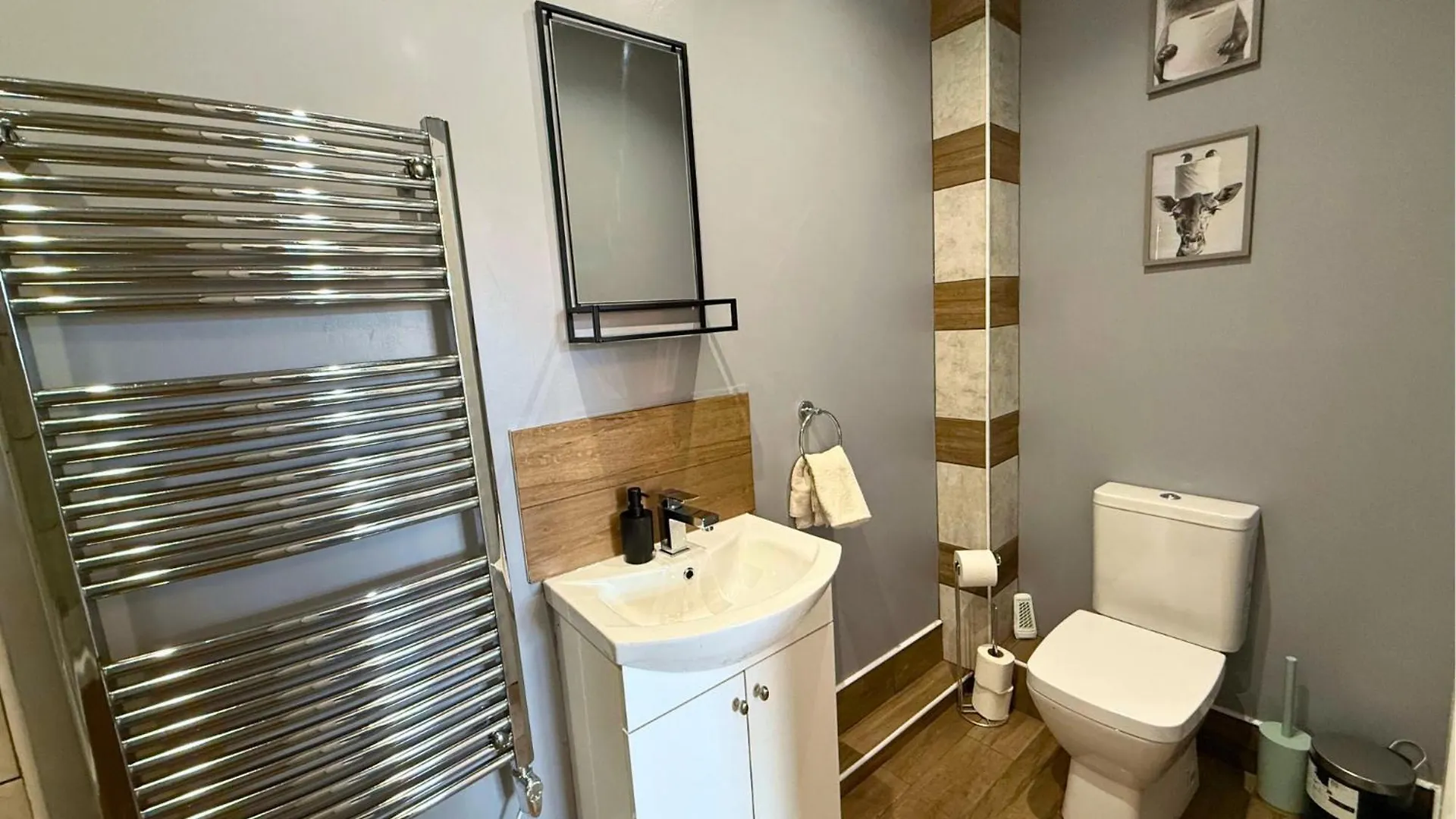 Pool Table 1-Bedroom House, Near City Centre And Public Transport, Dog Friendly, Sleeps 5, Free Parking Newcastle upon Tyne Verenigd Koninkrijk