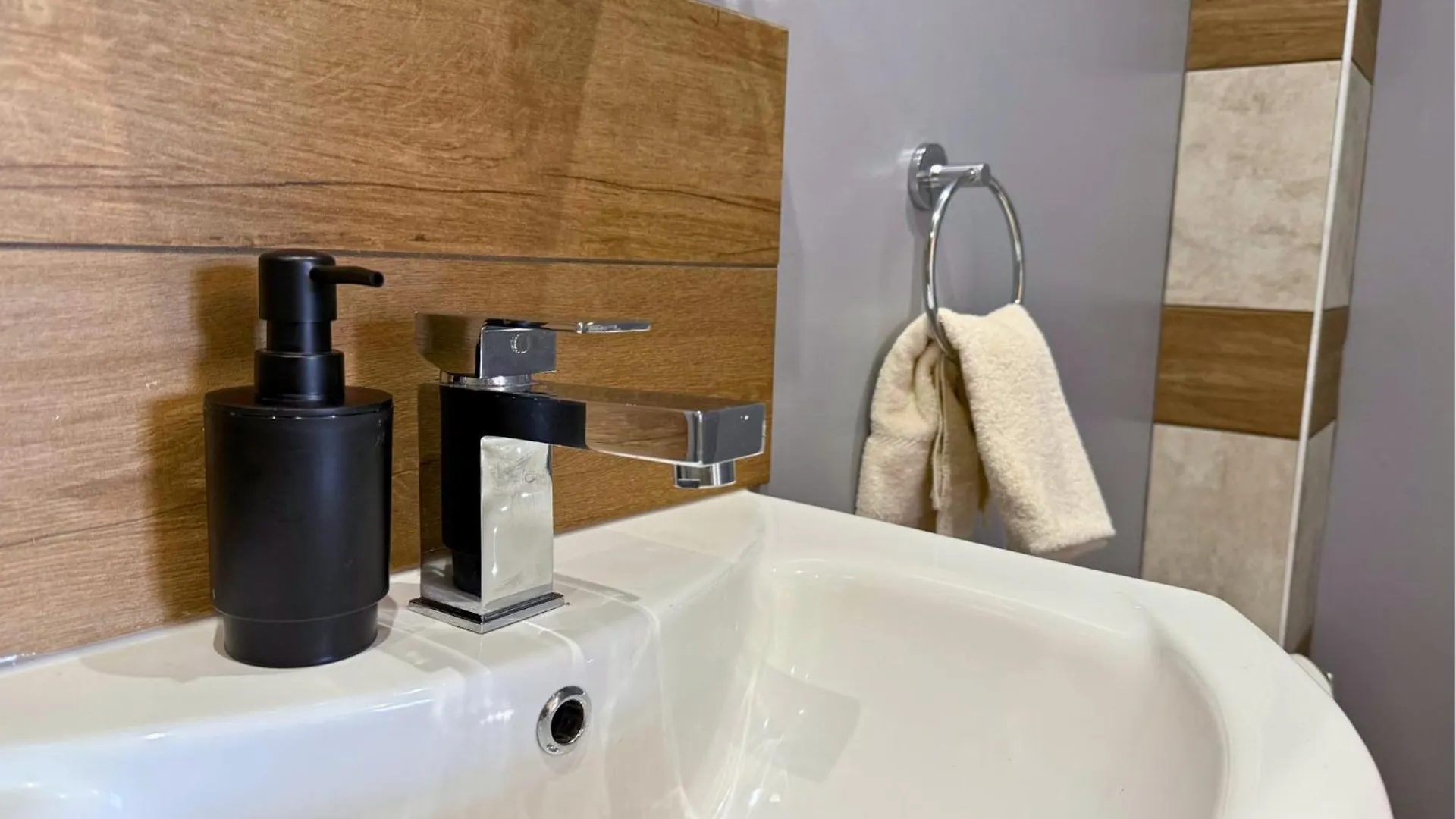 Pool Table 1-Bedroom House, Near City Centre And Public Transport, Dog Friendly, Sleeps 5, Free Parking Newcastle upon Tyne Appartement