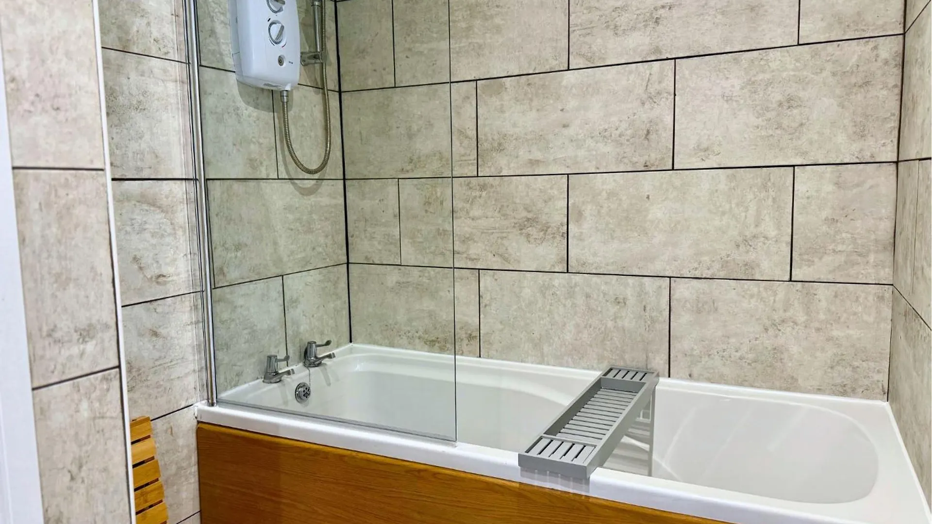 Pool Table 1-Bedroom House, Near City Centre And Public Transport, Dog Friendly, Sleeps 5, Free Parking Newcastle upon Tyne