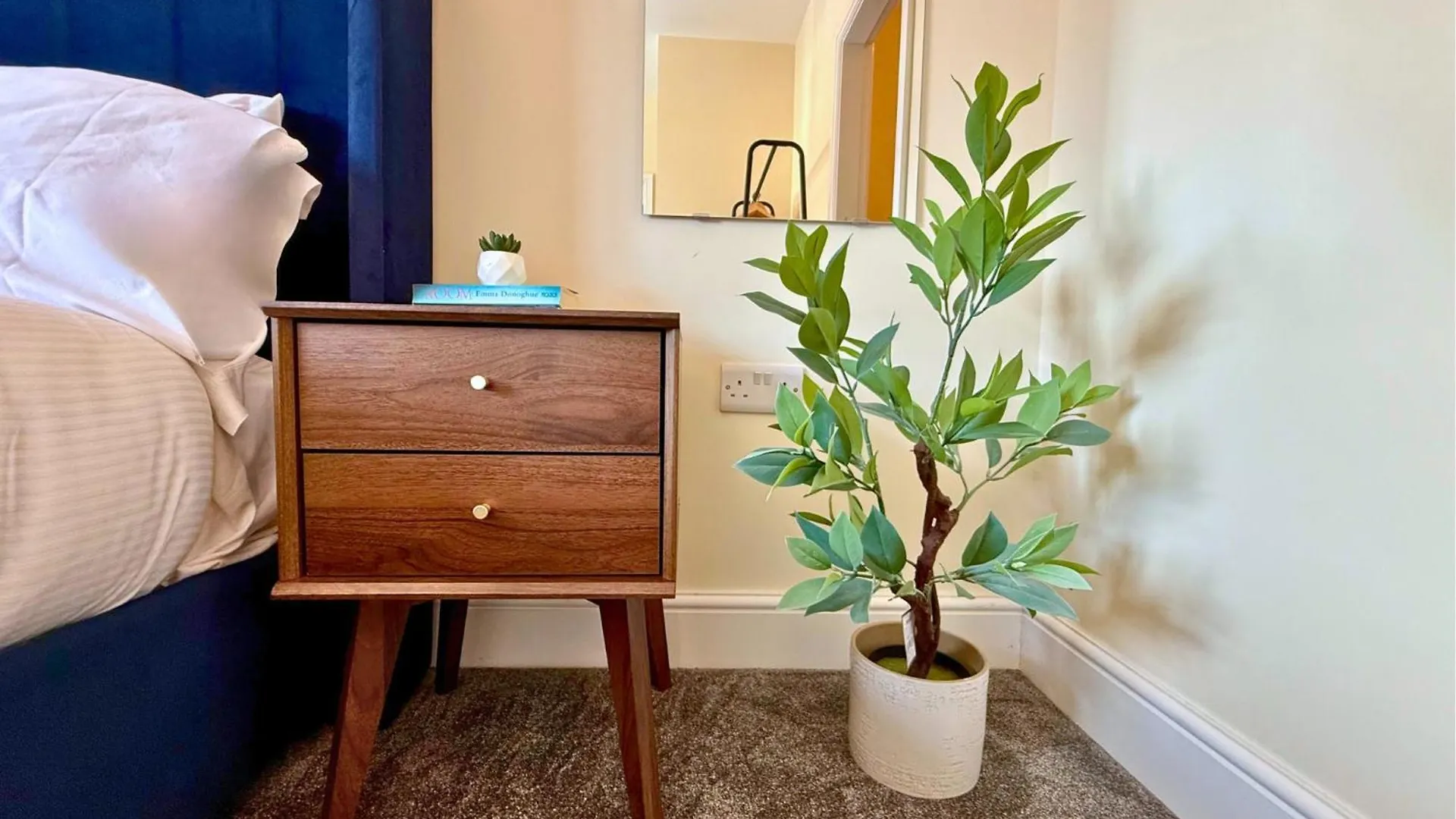 Pool Table 1-Bedroom House, Near City Centre And Public Transport, Dog Friendly, Sleeps 5, Free Parking Newcastle upon Tyne 0*,